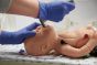Mannequin de réanimation néonatal Baby C.H.A.R.L.I.E. (avec simulateur ECG) - Nasco LF01420