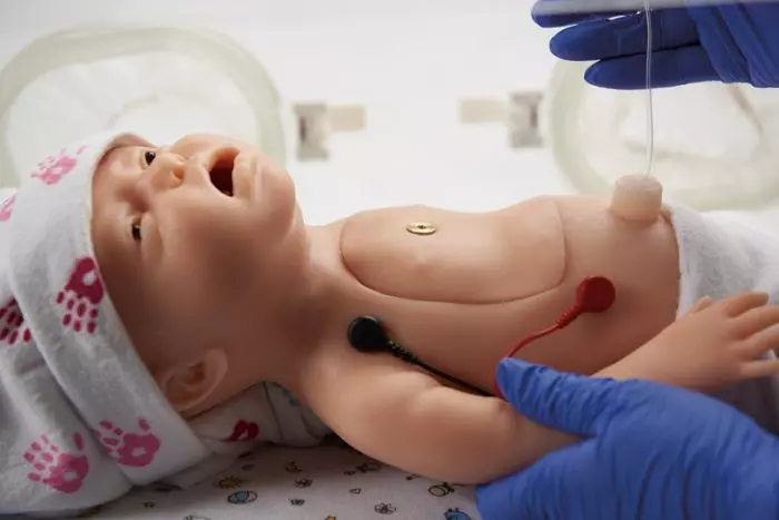 Mannequin de réanimation néonatal Baby C.H.A.R.L.I.E. (avec simulateur ECG) - Nasco LF01420