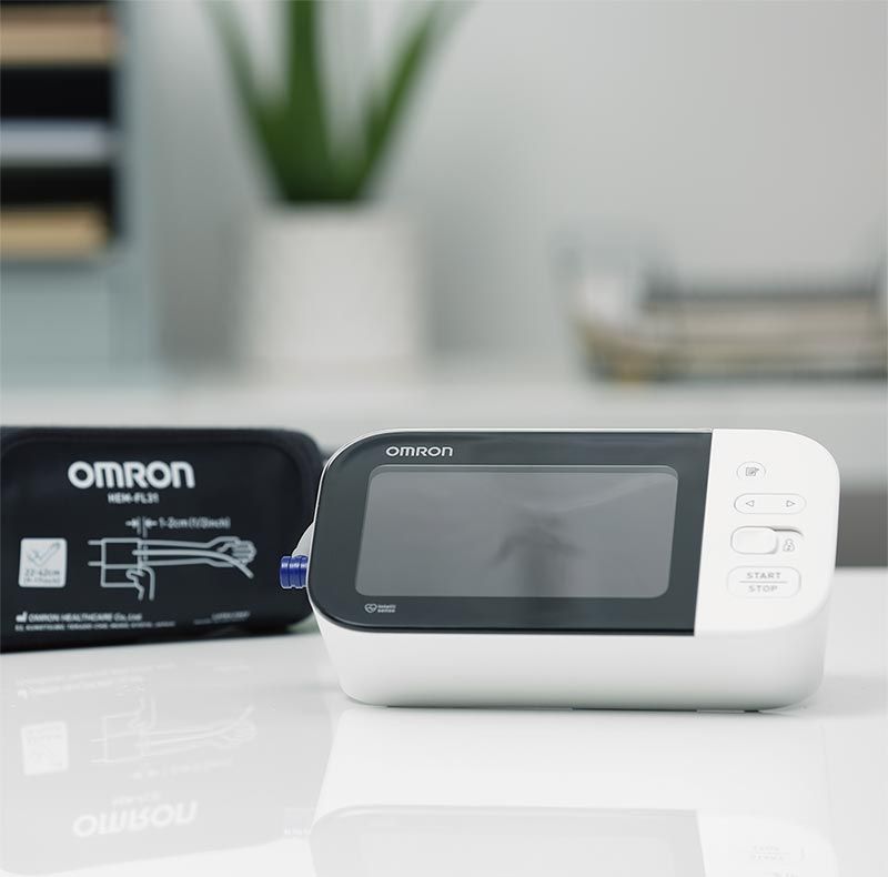 Tensiomètre à bras OMRON M7 Intelli IT 2020 : avec brassard intelligent,  Bluetooth et l'application Omron Connect - Boutique Fisaude