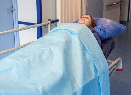 Couverture à usage unique bleu clair - 140 x 240 cm (carton de 25)