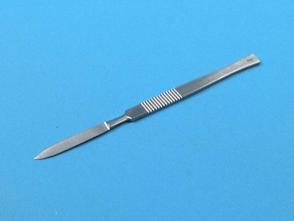 Bistouri Fixe, manche plat, 17 cm, lame concave de 50 mm
