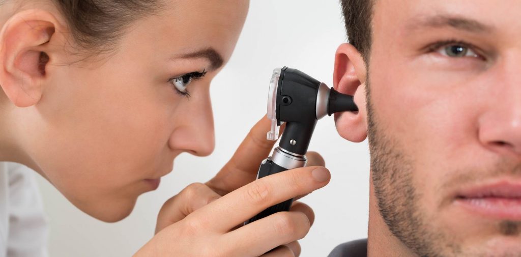 Examen Minutieux De L'oreille Des Enfants Avec Otoscope. Otoscopie