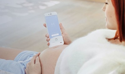 la femme enceinte utilise un stéthoscope pour écouter le cœur du bébé.  écouter les voix de l'enfant à naître crée une relation entre la mère et  l'enfant à naître. concept bonheur de