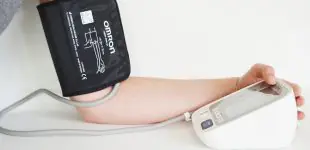 Tensiomètre électronique bras Omron SPOT ARM I-Q132 à Rabat - HM MEDICA  Maroc